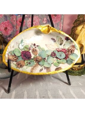 DECOUPAGE CLAM SHELL DECOUPAGE PINECONE AND  ROSES